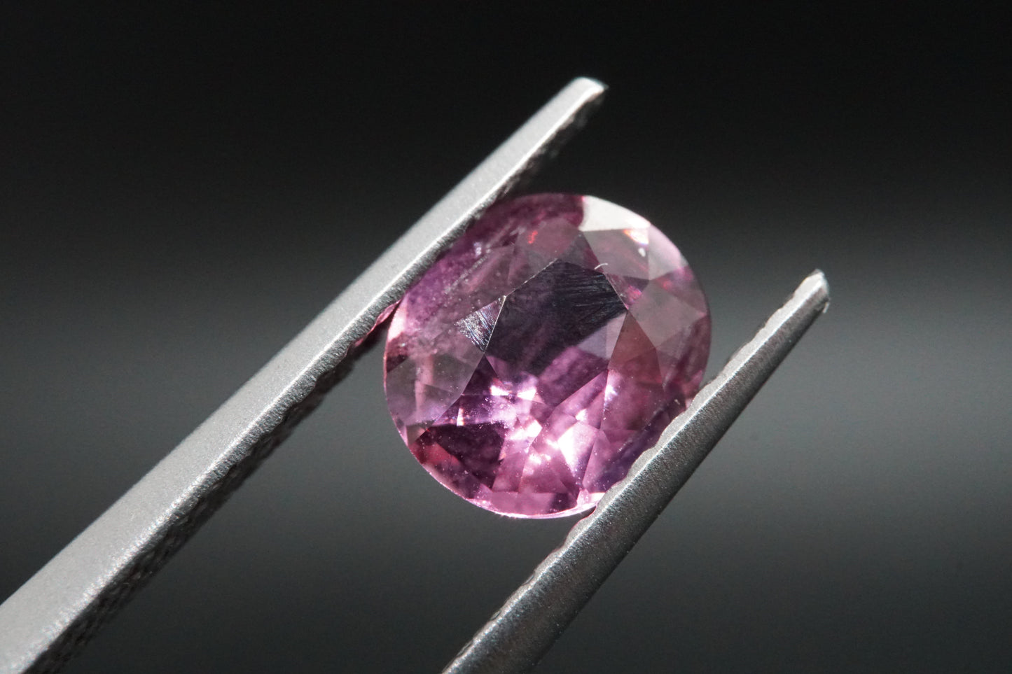 Spinell Naturell aus Tansania – 0,96 ct – Oval Cut