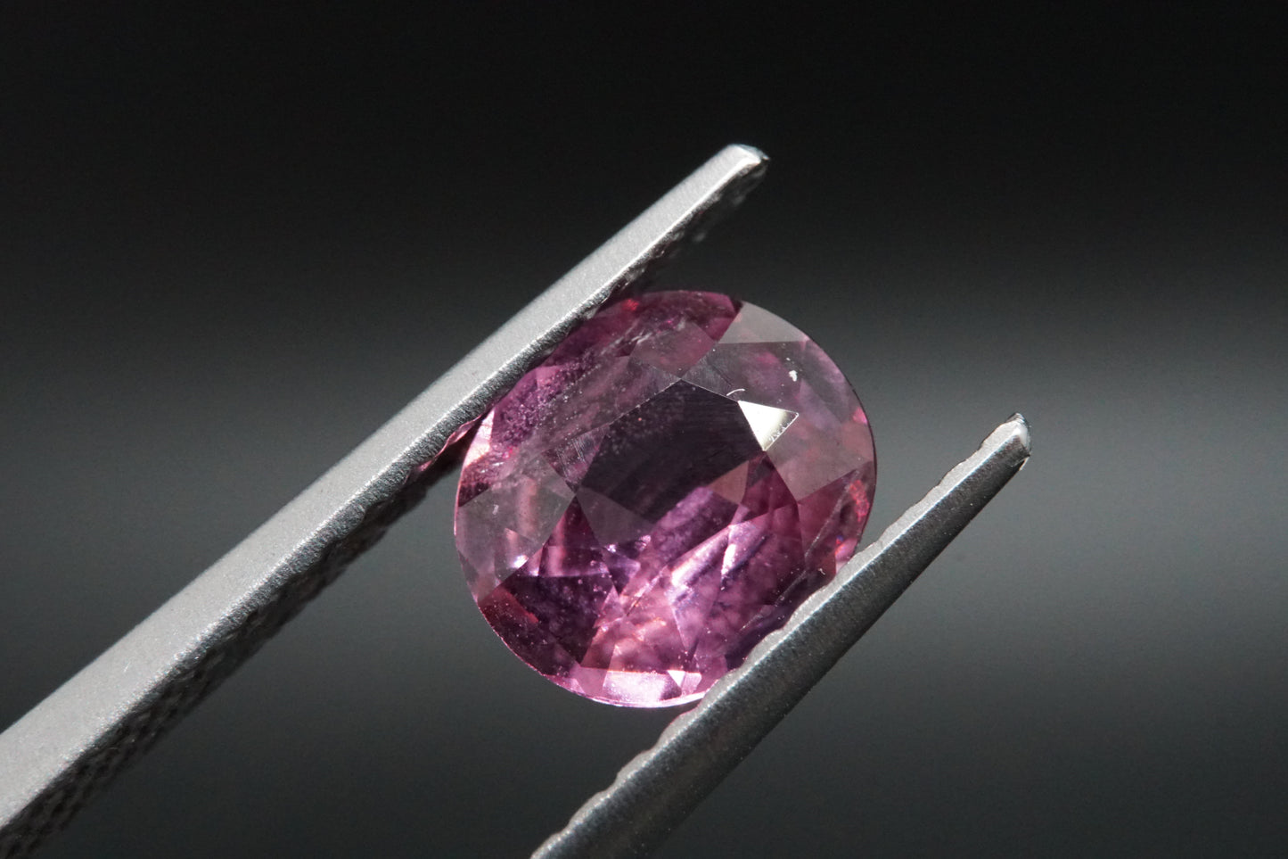 Spinell Naturell aus Tansania – 0,96 ct – Oval Cut