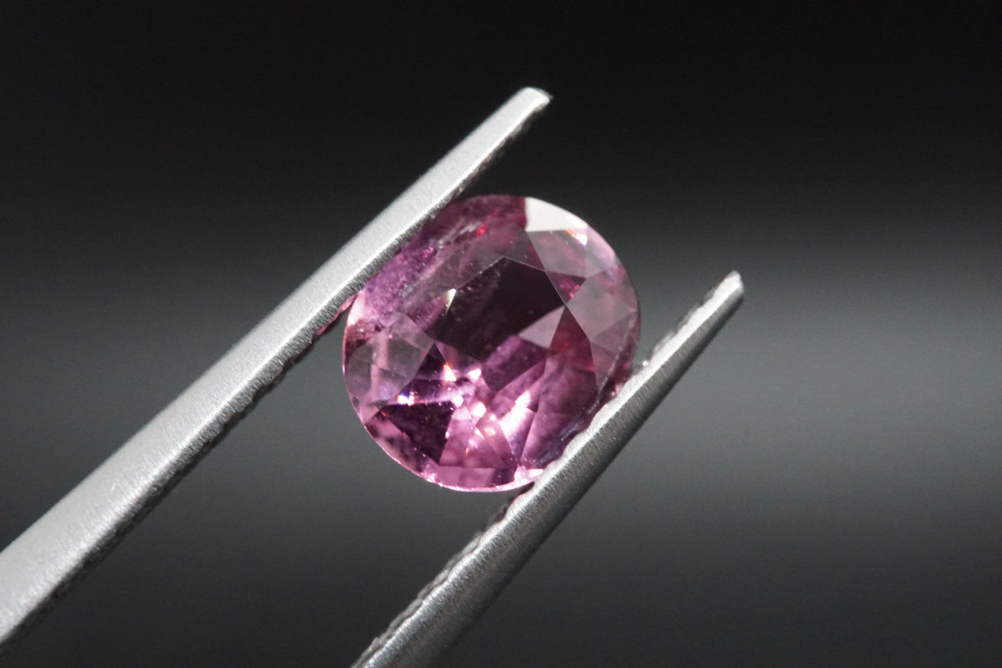 Spinell Naturell aus Tansania – 0,96 ct – Oval Cut