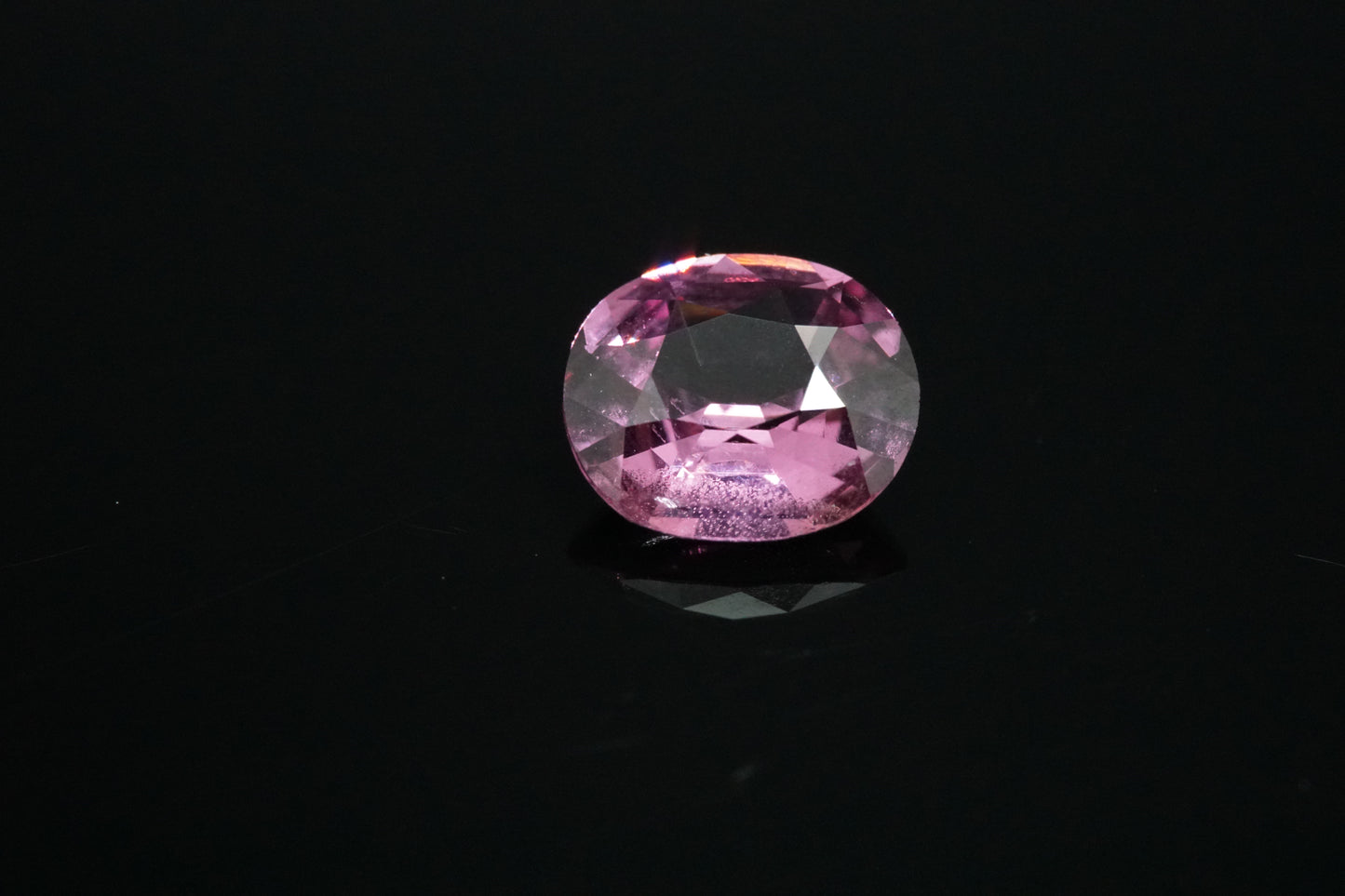 Spinell Naturell aus Tansania – 0,96 ct – Oval Cut