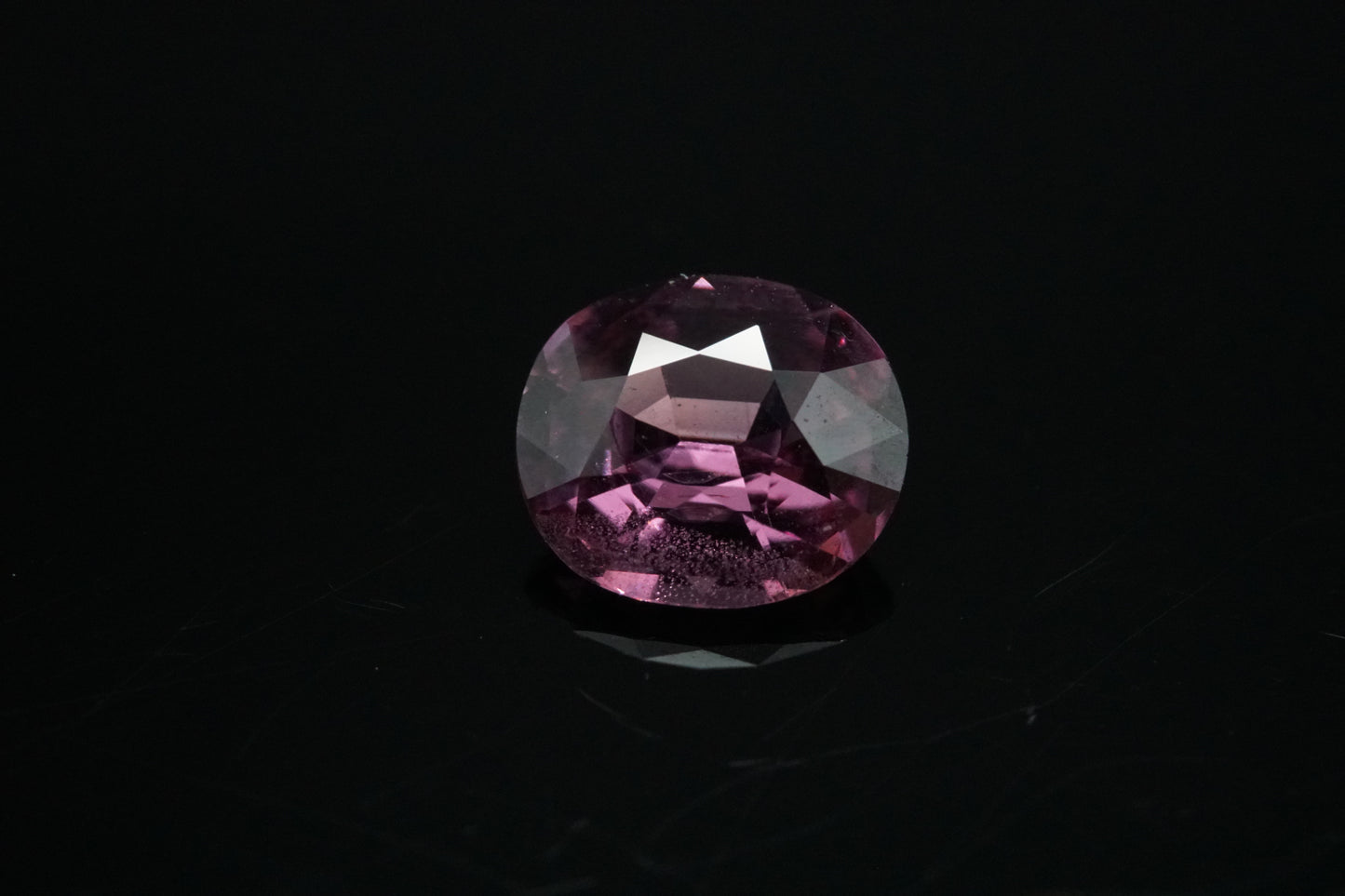 Spinell Naturell aus Tansania – 0,96 ct – Oval Cut