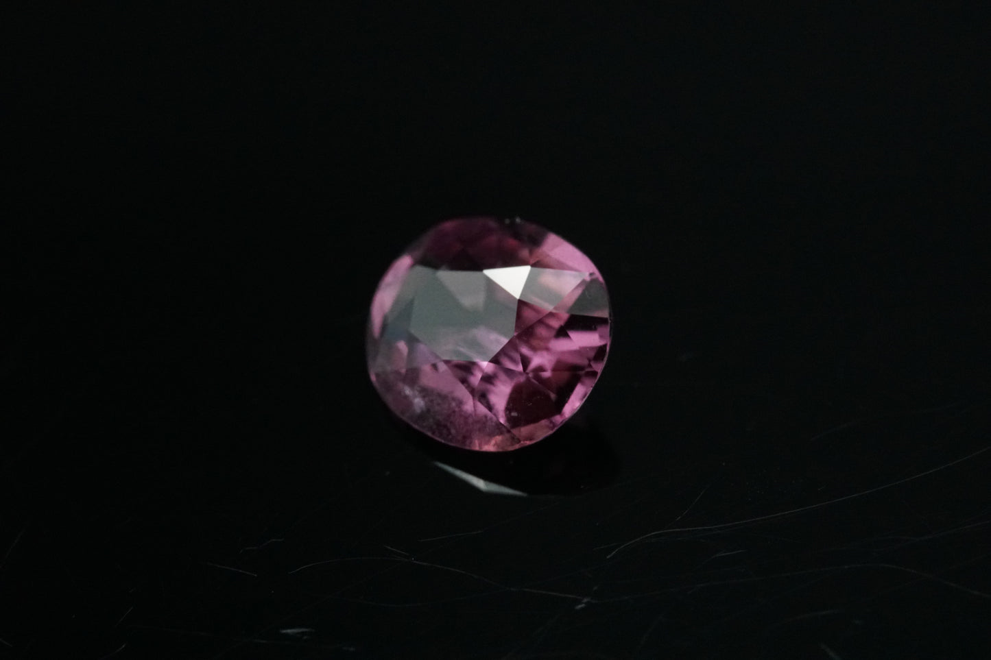 Spinell Naturell aus Tansania – 0,96 ct – Oval Cut