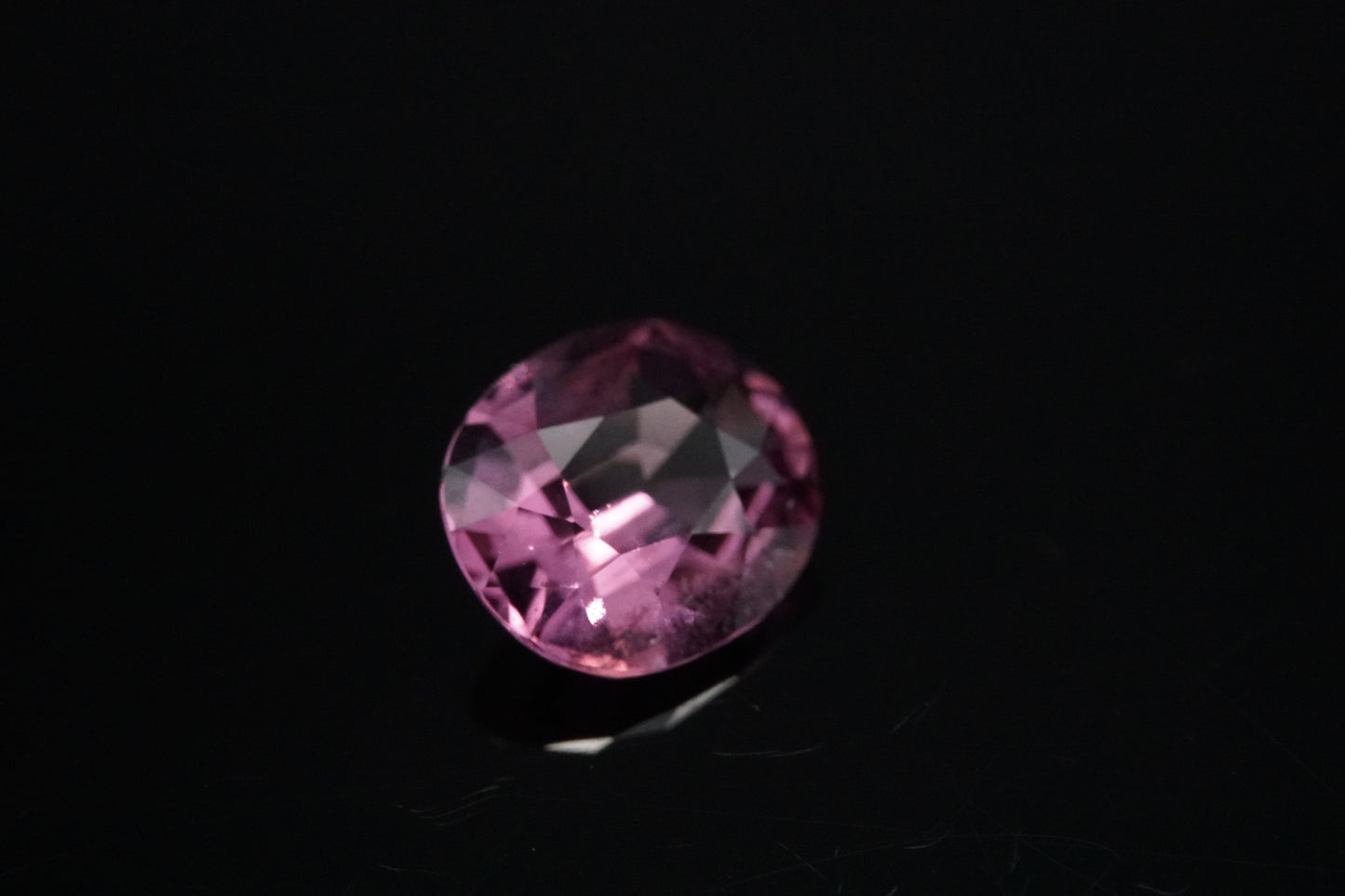 Spinell Naturell aus Tansania – 0,96 ct – Oval Cut