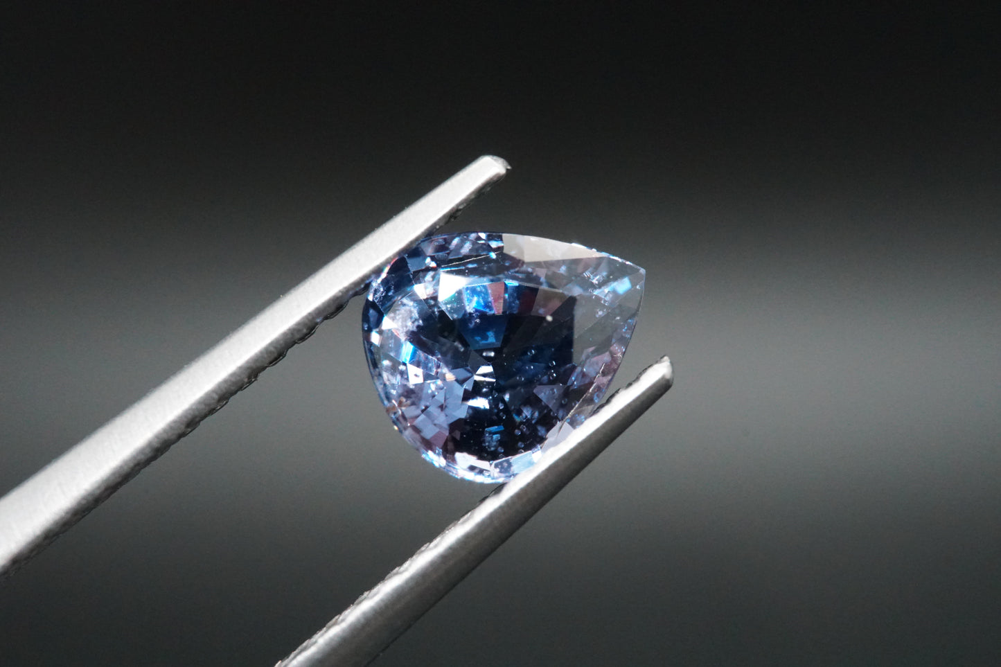 Spinell Naturell aus Tansania – 0,87 ct – Pear Cut