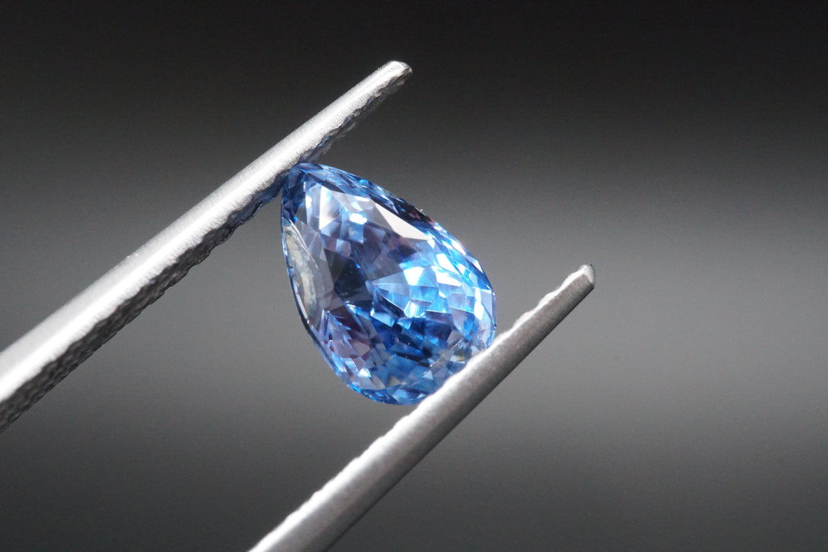 Natürlicher blauer Saphir Tropfen– 1,44 ct – Unbehandelt