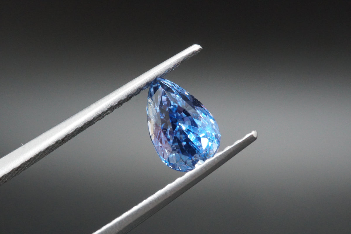 Natürlicher blauer Saphir Tropfen– 1,44 ct – Unbehandelt