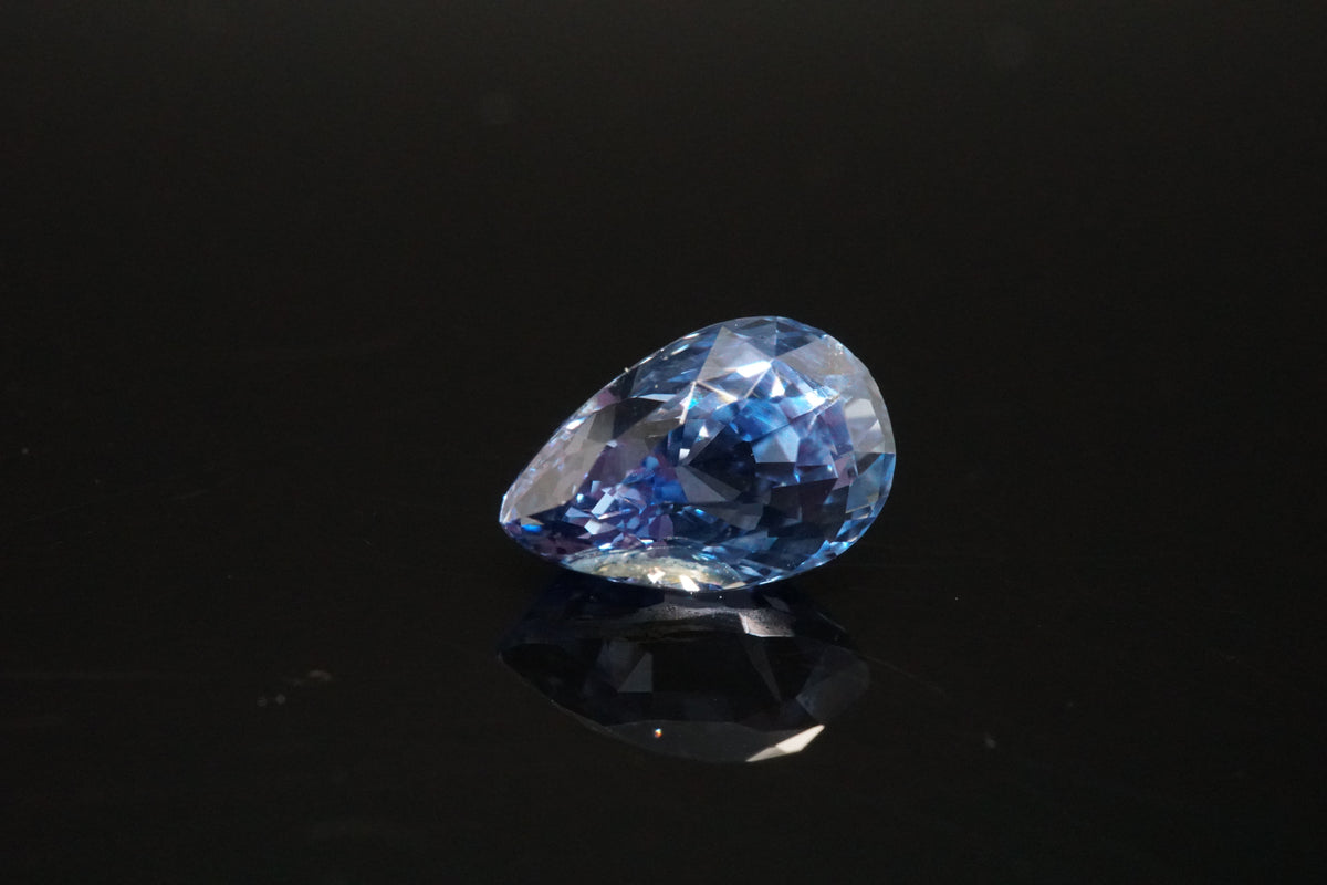 Natürlicher blauer Saphir Tropfen– 1,44 ct – Unbehandelt
