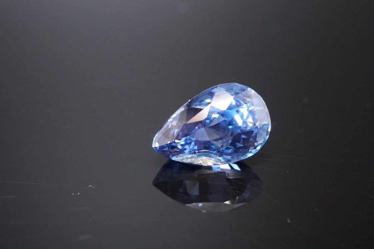 Natürlicher blauer Saphir Tropfen– 1,44 ct – Unbehandelt
