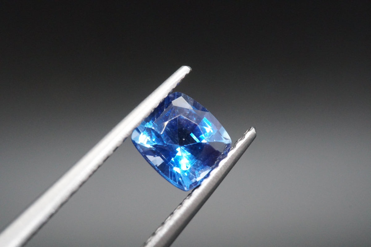 Blauer Saphir – 0,96 ct – Sri Lanka – Kissenschliff