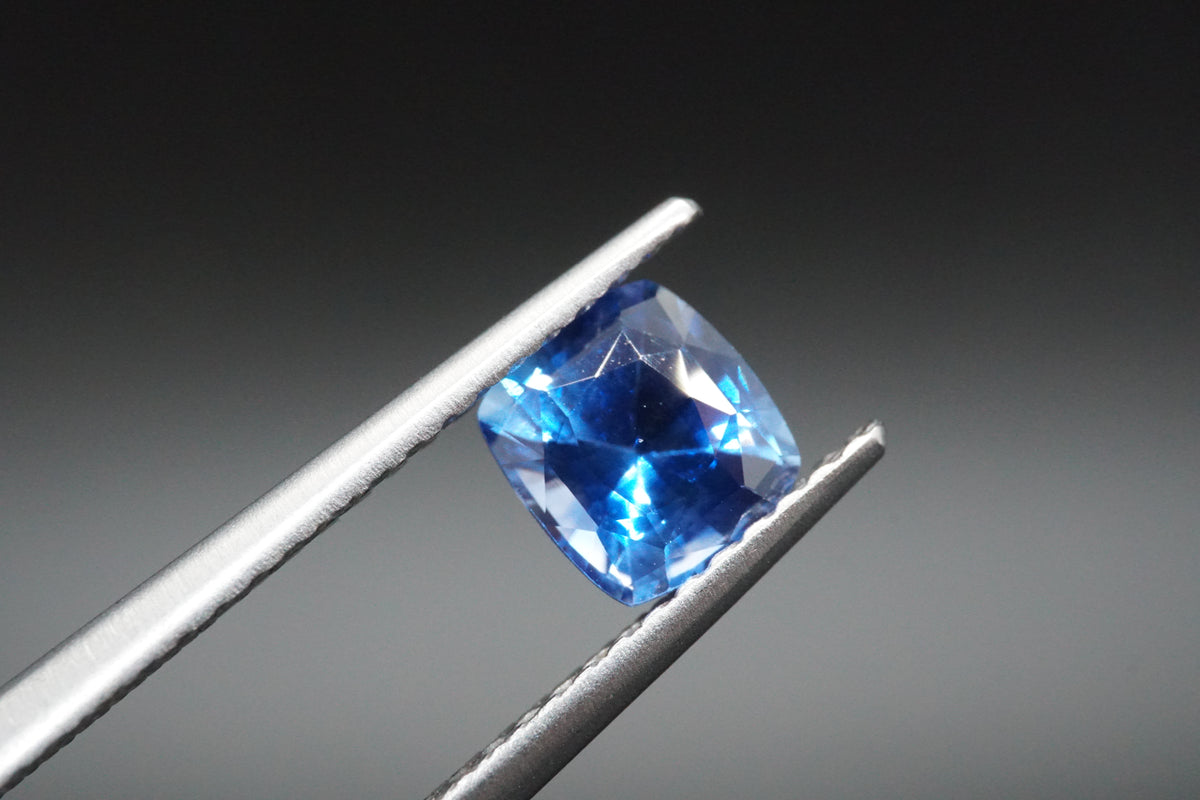 Blauer Saphir – 0,96 ct – Sri Lanka – Kissenschliff