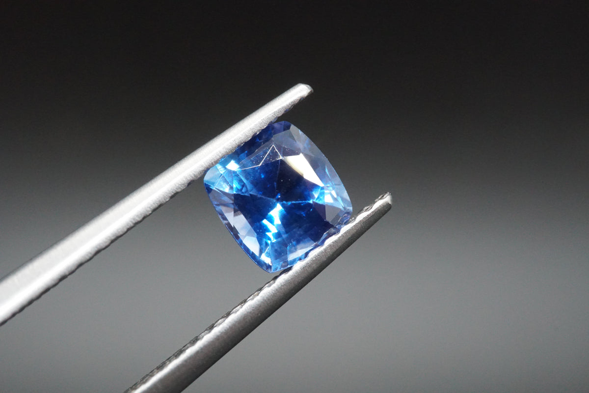 Blauer Saphir – 0,96 ct – Sri Lanka – Kissenschliff
