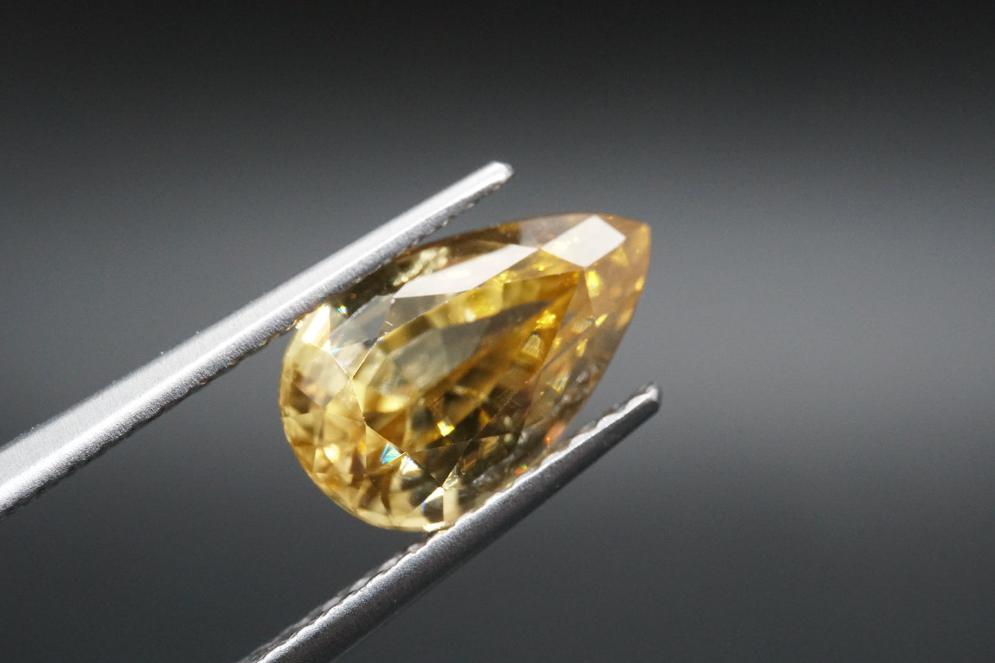 Natürlicher gelber Zirkon aus Madagaskar, Birnenschliff, 2,96 Karat.