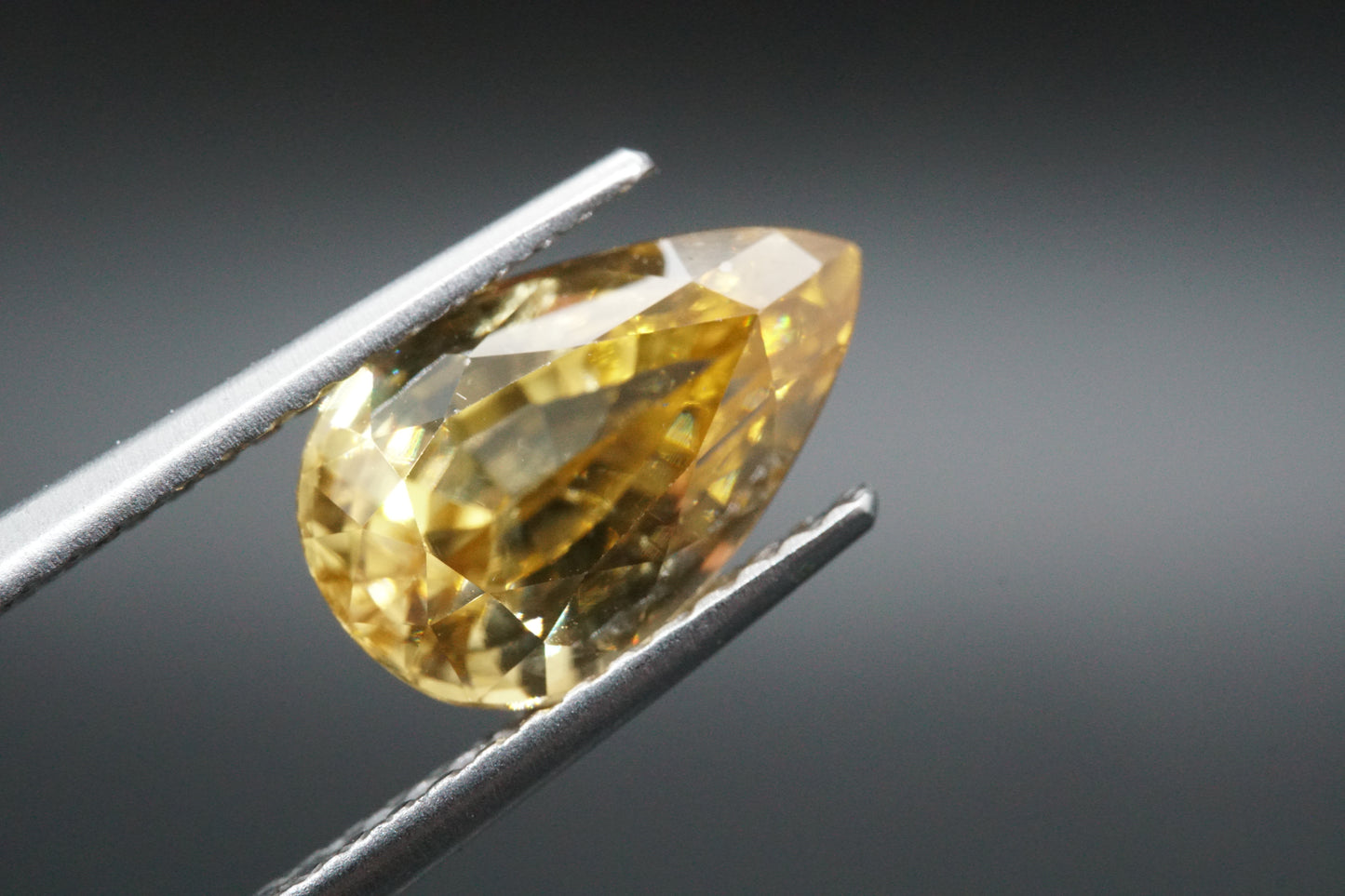Natürlicher gelber Zirkon aus Madagaskar, Birnenschliff, 2,96 Karat.