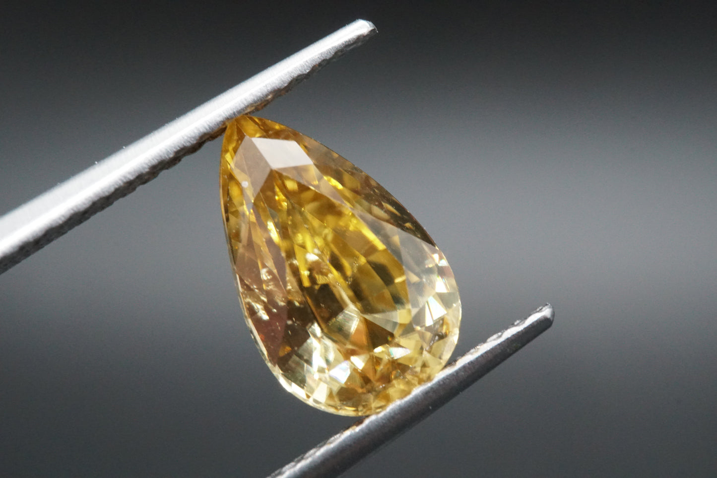 Natürlicher gelber Zirkon aus Madagaskar, Birnenschliff, 2,96 Karat.