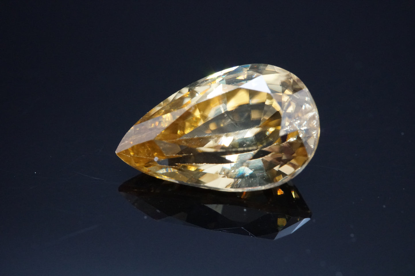 Natürlicher gelber Zirkon aus Madagaskar, Birnenschliff, 2,96 Karat.