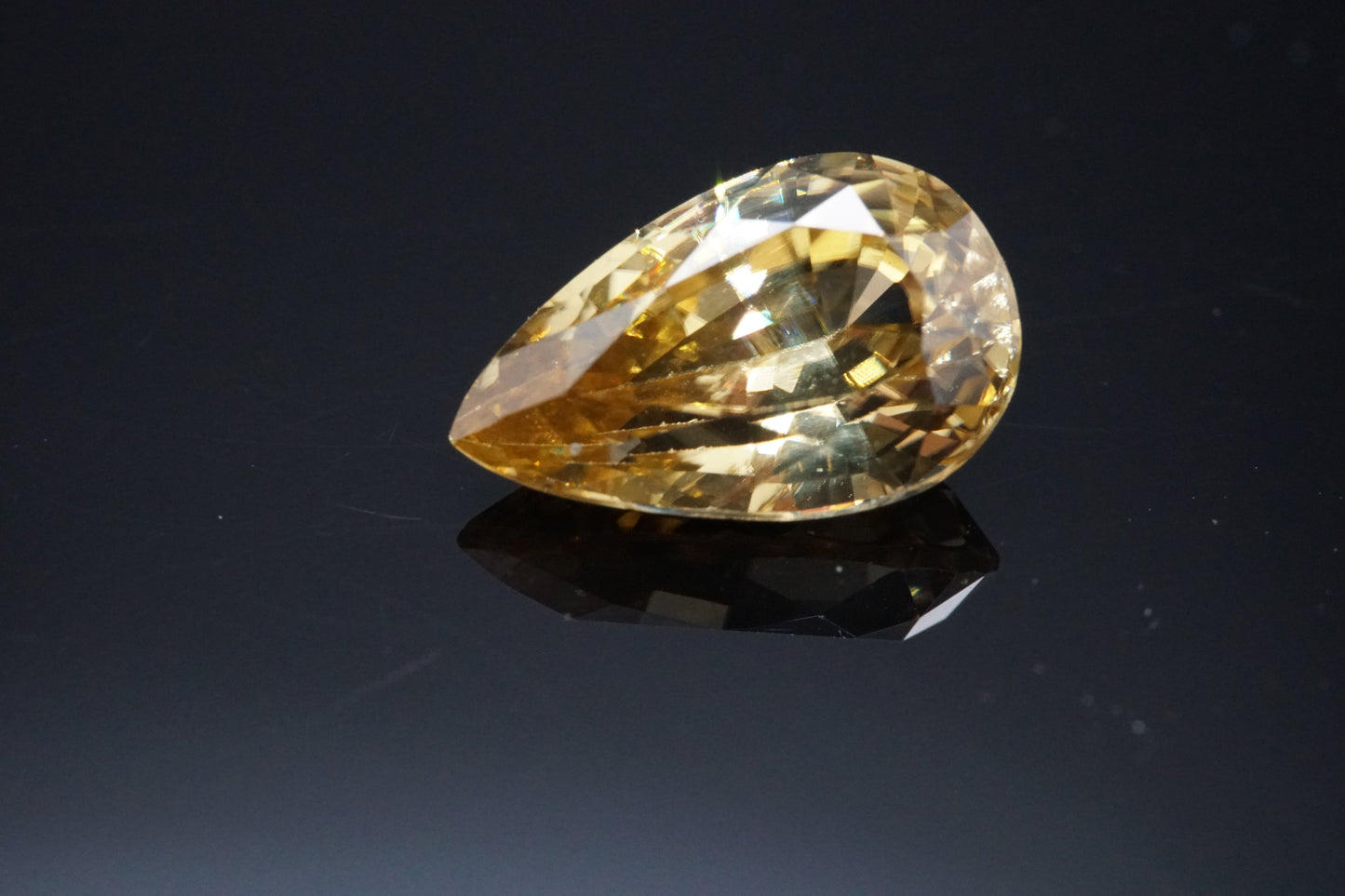 Natürlicher gelber Zirkon aus Madagaskar, Birnenschliff, 2,96 Karat.