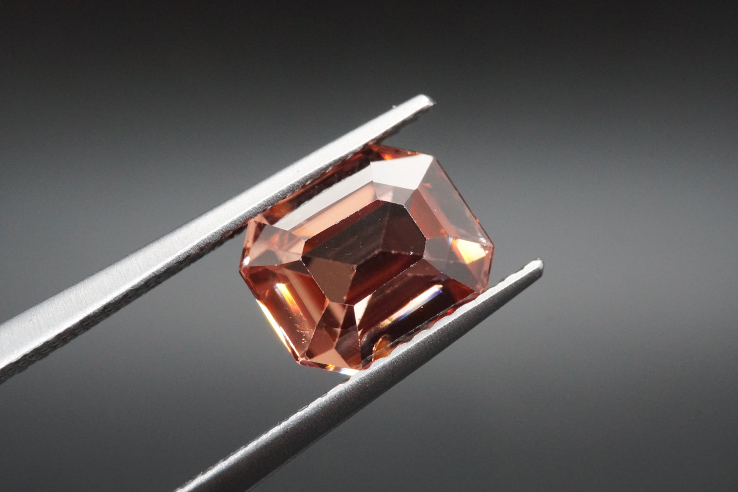 Natürlicher rotbraun-rosa Zirkon aus Madagaskar, unbehandelt, 3,17 Karat.
