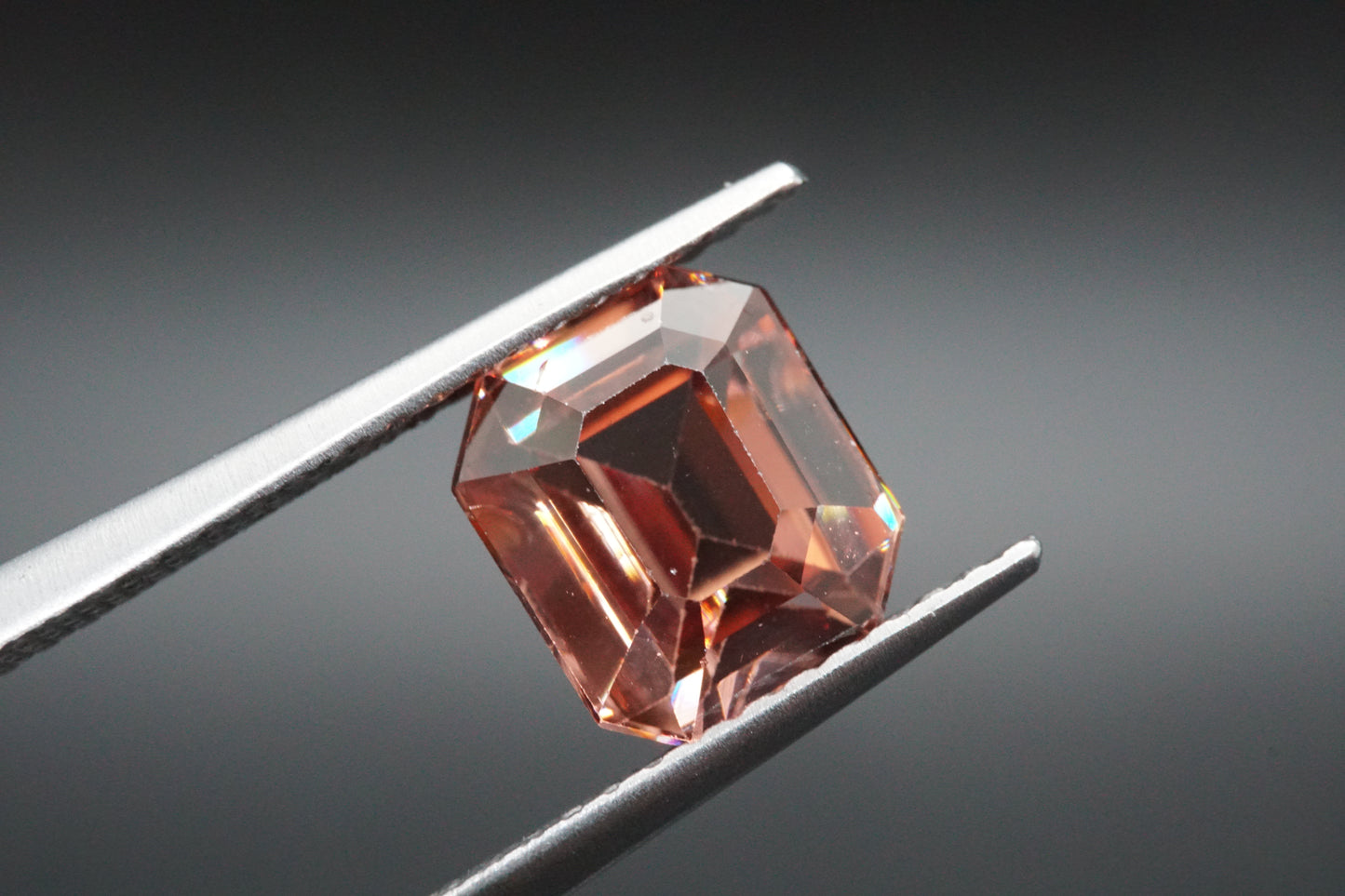 Natürlicher rotbraun-rosa Zirkon aus Madagaskar, unbehandelt, 3,17 Karat.