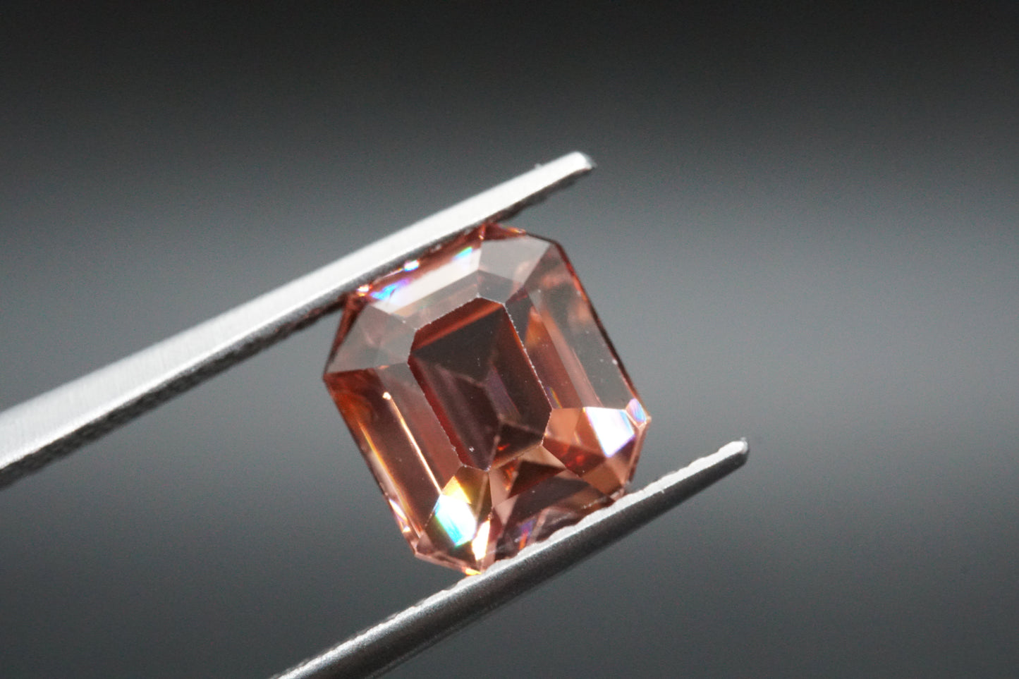 Natürlicher rotbraun-rosa Zirkon aus Madagaskar, unbehandelt, 3,17 Karat.