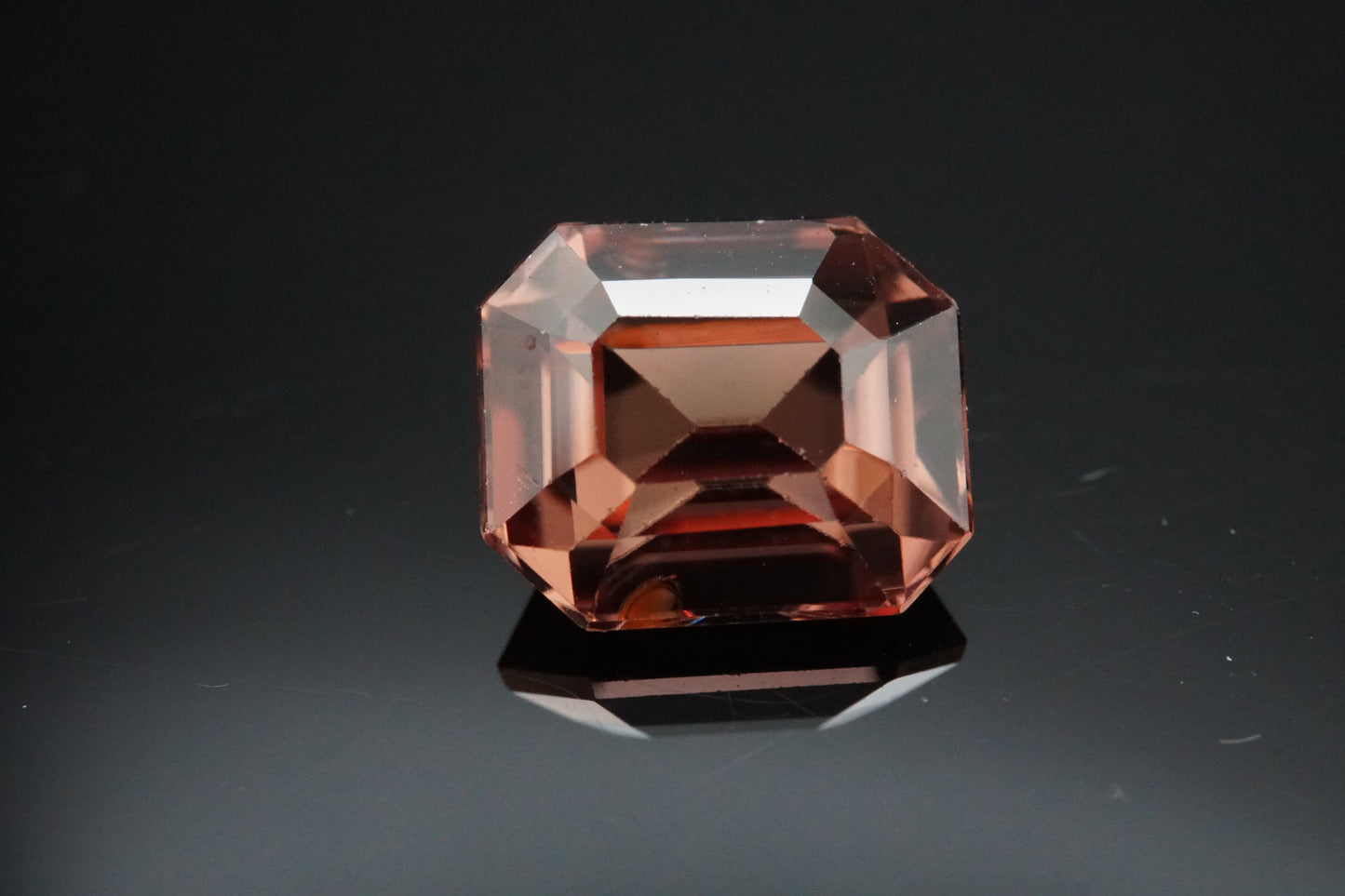 Natürlicher rotbraun-rosa Zirkon aus Madagaskar, unbehandelt, 3,17 Karat.