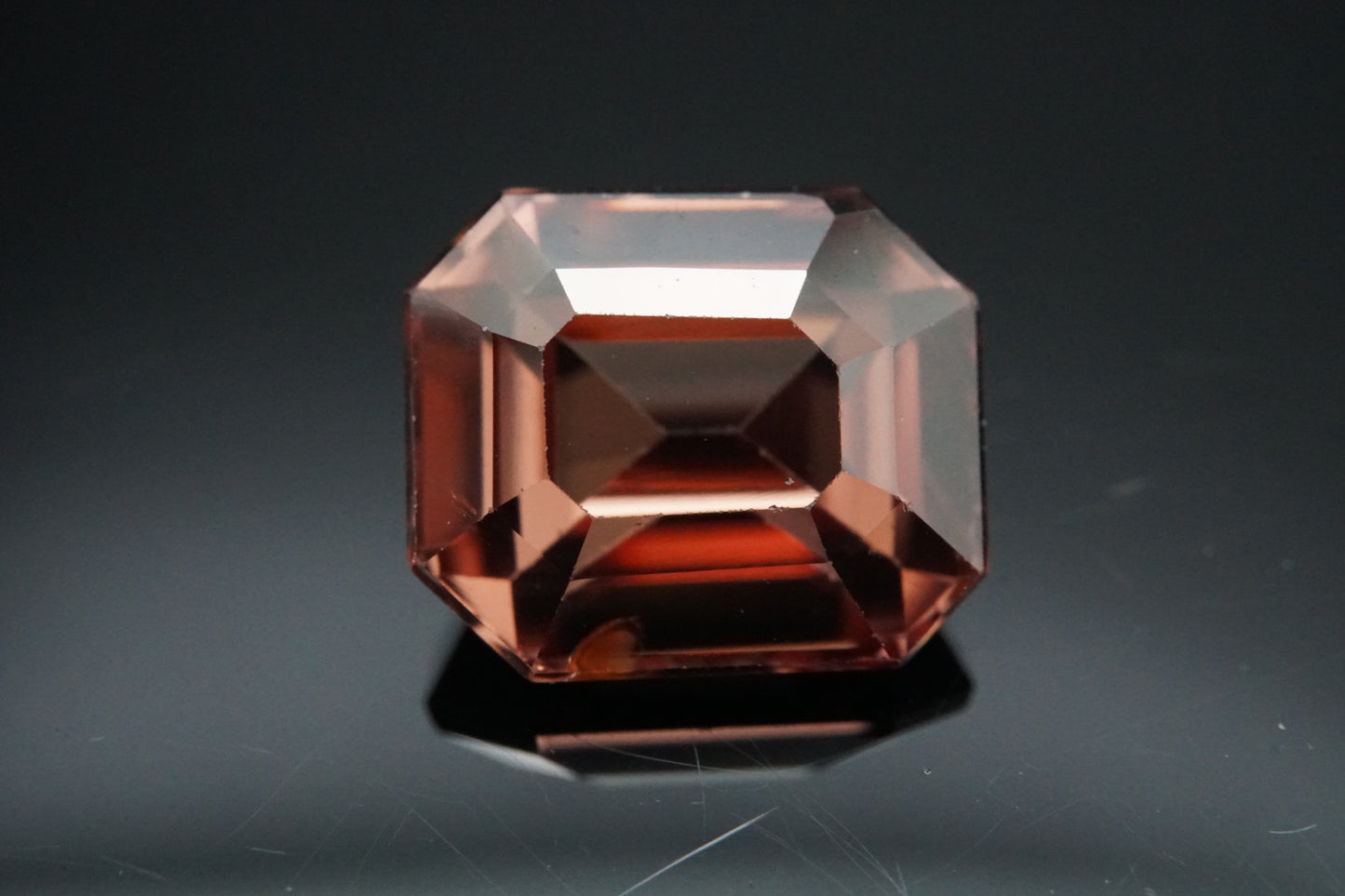 Natürlicher rotbraun-rosa Zirkon aus Madagaskar, unbehandelt, 3,17 Karat.