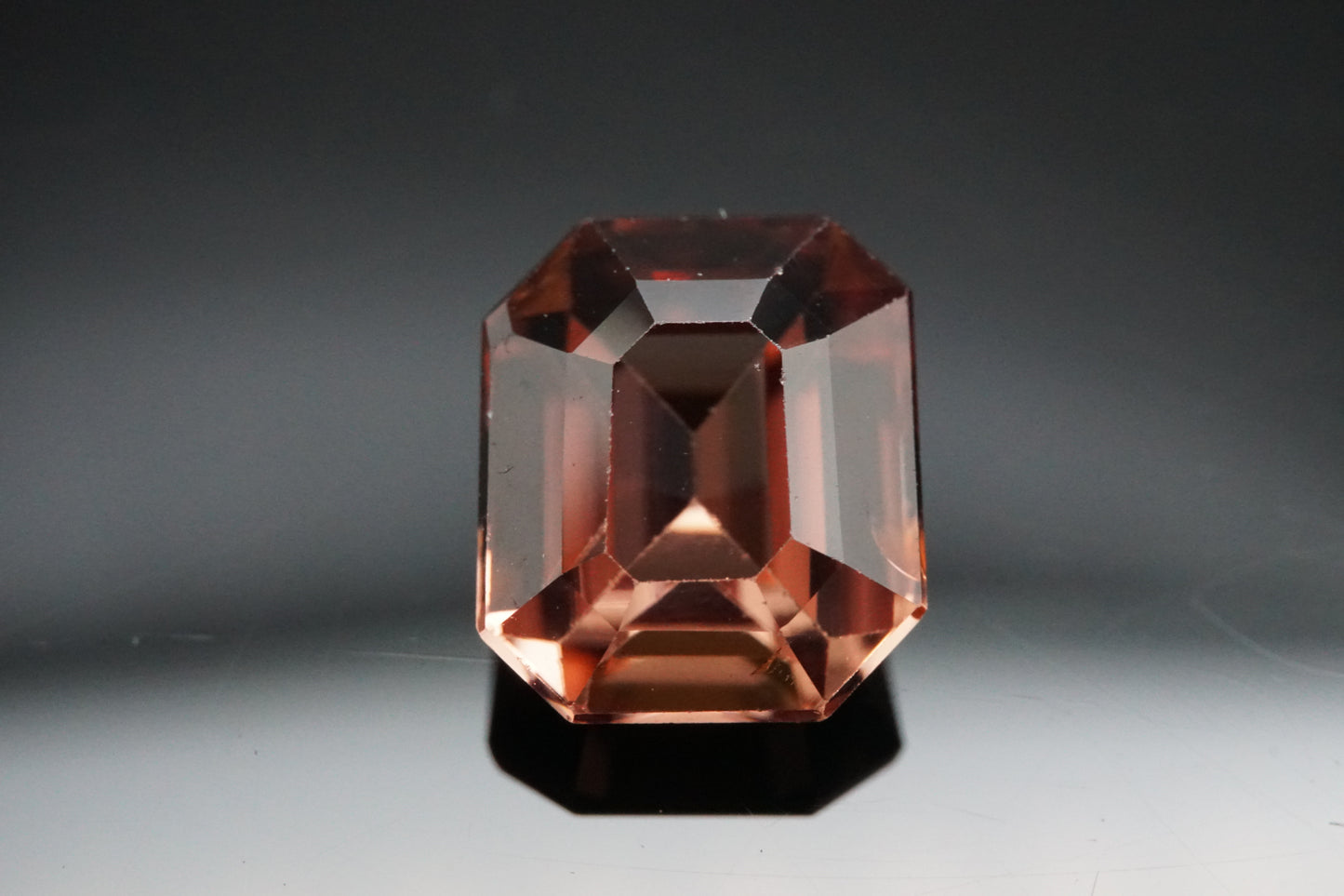 Natürlicher rotbraun-rosa Zirkon aus Madagaskar, unbehandelt, 3,17 Karat.
