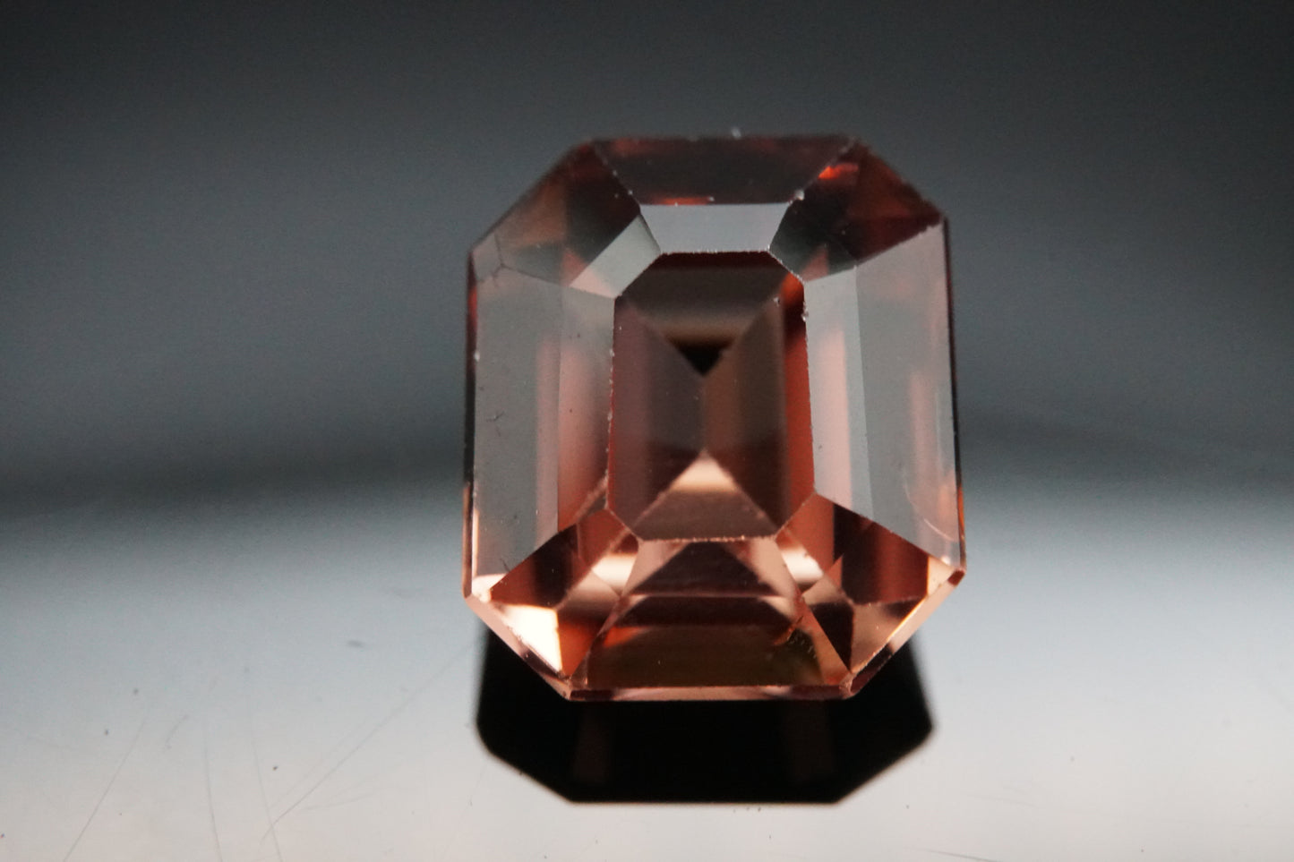 Natürlicher rotbraun-rosa Zirkon aus Madagaskar, unbehandelt, 3,17 Karat.