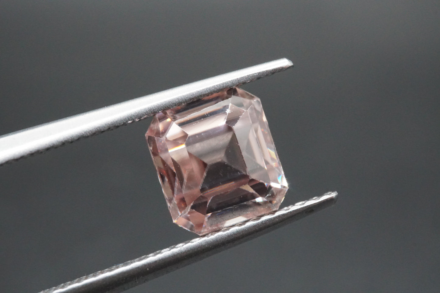 Natürlicher weiß-rosé Zirkon aus Madagaskar, 3,02 Karat.