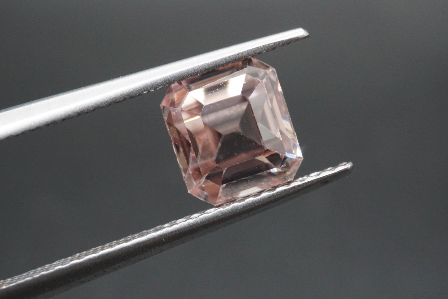 Natürlicher weiß-rosé Zirkon aus Madagaskar, 3,02 Karat.