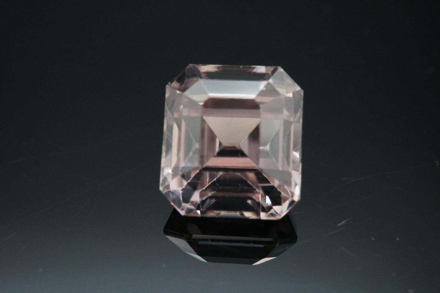 Natürlicher weiß-rosé Zirkon aus Madagaskar, 3,02 Karat.