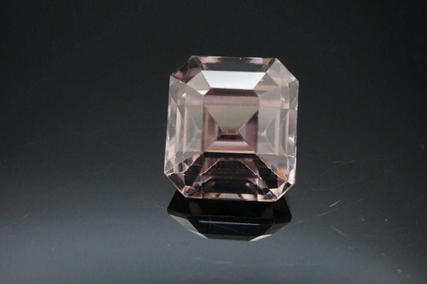 Natürlicher weiß-rosé Zirkon aus Madagaskar, 3,02 Karat.