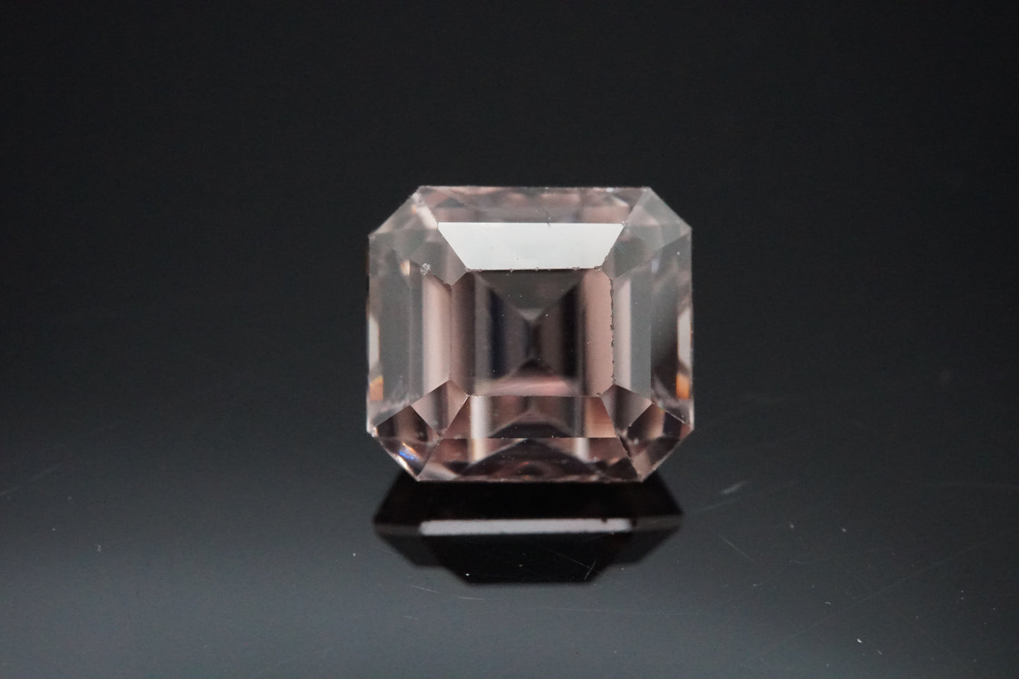 Natürlicher weiß-rosé Zirkon aus Madagaskar, 3,02 Karat.