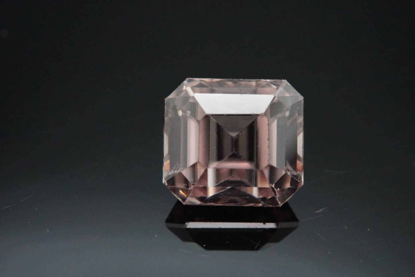 Natürlicher weiß-rosé Zirkon aus Madagaskar, 3,02 Karat.