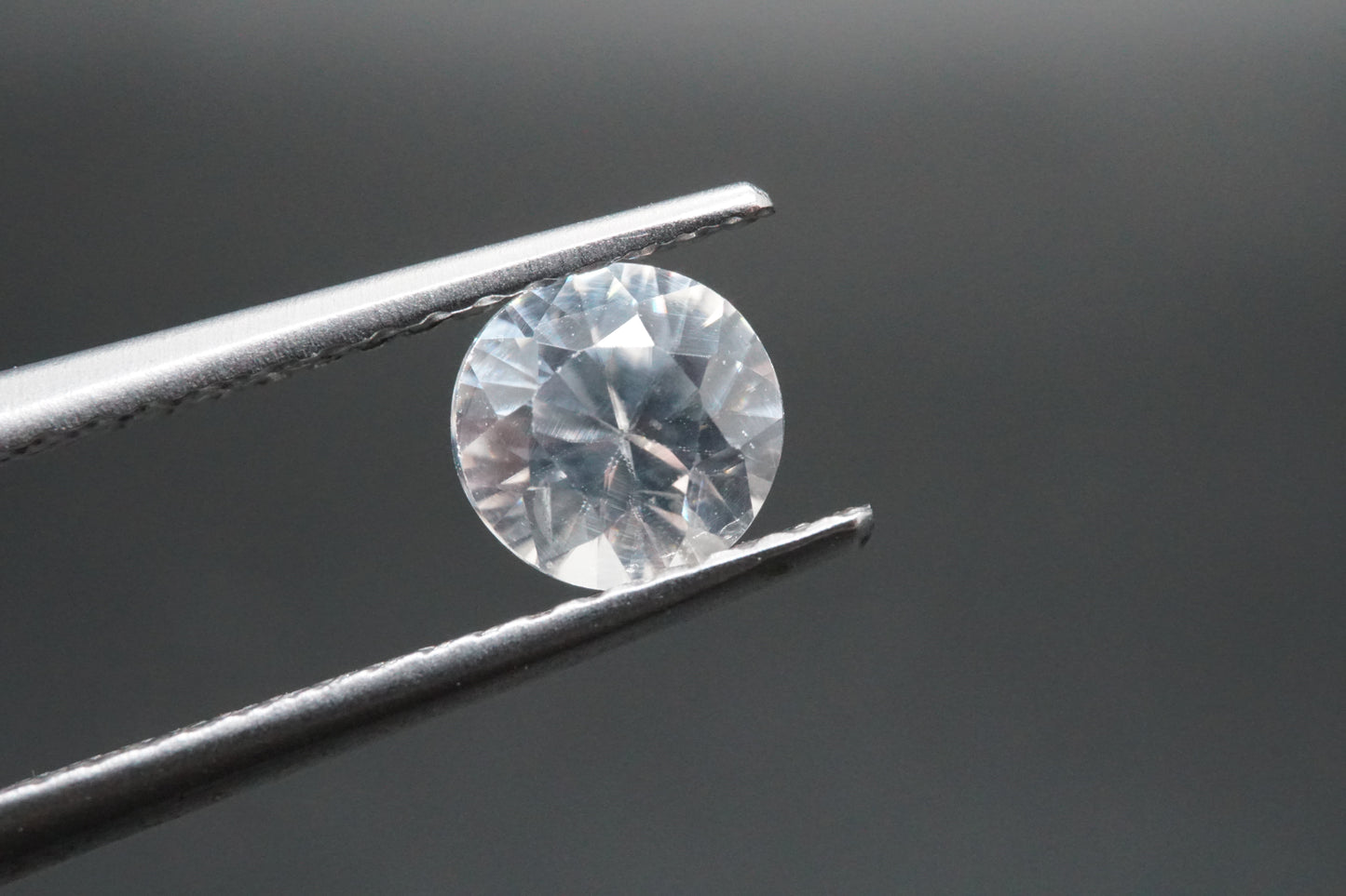 Natürlicher weißer Zirkon aus Madagaskar, Rundschliff, unbehandelt, 0,88 Karat.