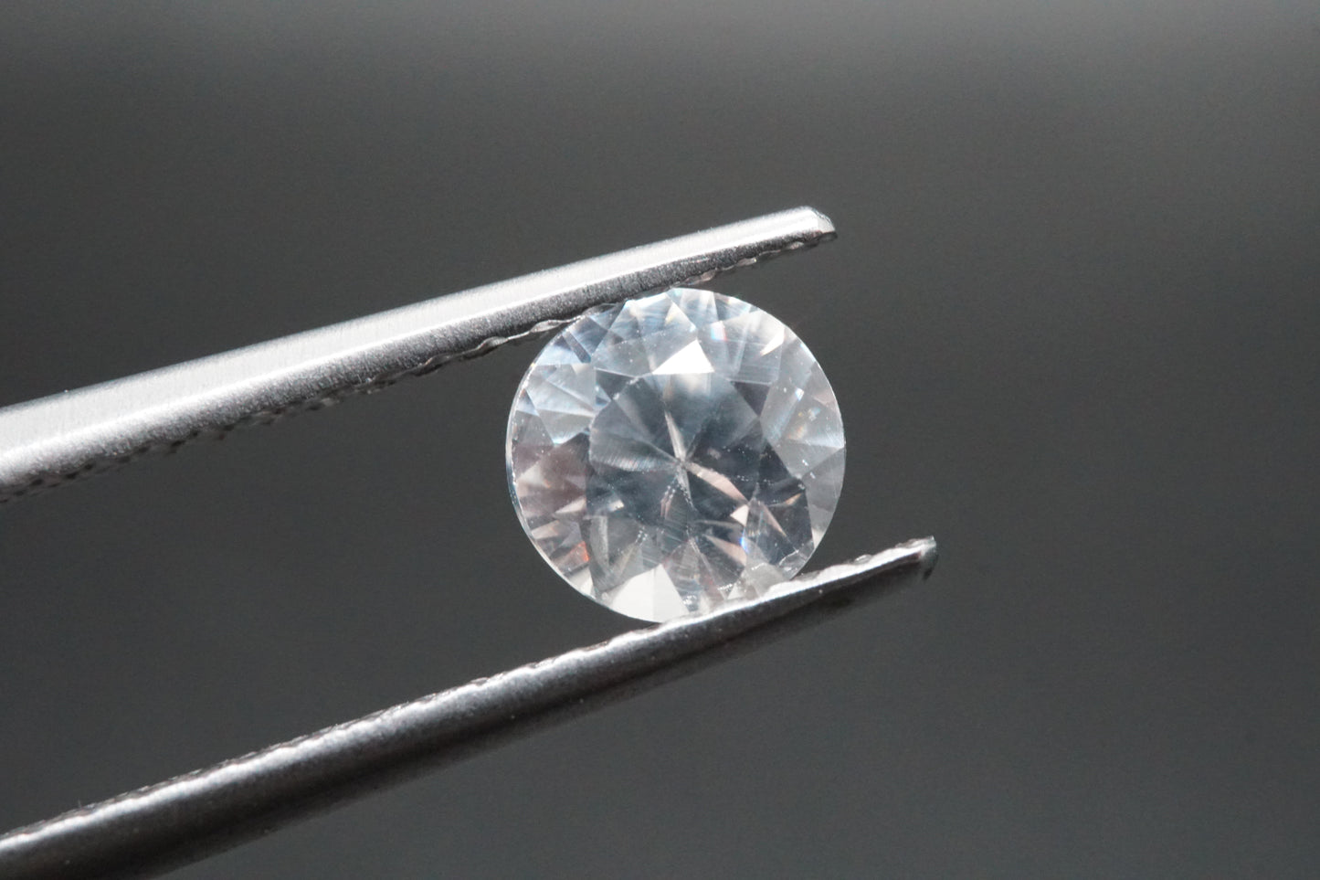 Natürlicher weißer Zirkon aus Madagaskar, Rundschliff, unbehandelt, 0,88 Karat.