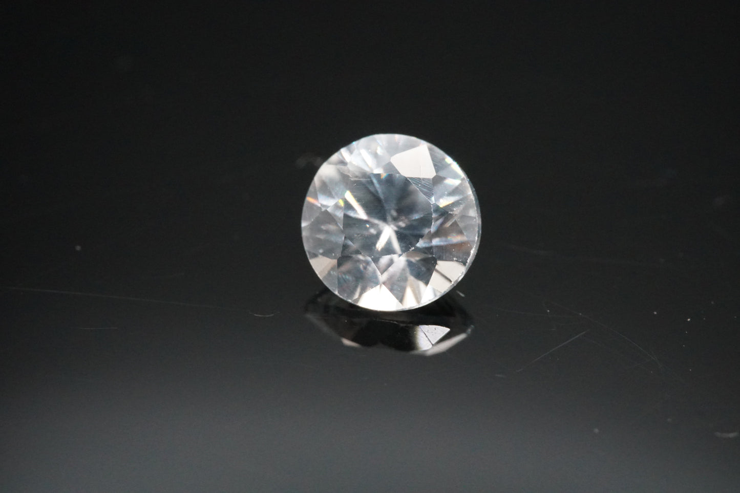 Natürlicher weißer Zirkon aus Madagaskar, Rundschliff, unbehandelt, 0,88 Karat.