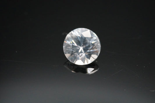 Natürlicher weißer Zirkon aus Madagaskar, Rundschliff, unbehandelt, 0,88 Karat.