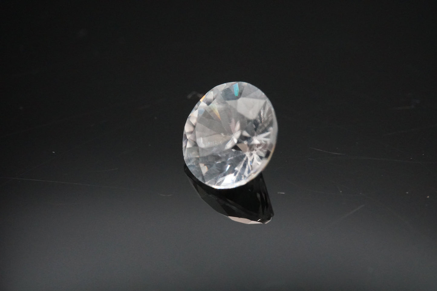 Natürlicher weißer Zirkon aus Madagaskar, Rundschliff, unbehandelt, 0,88 Karat.