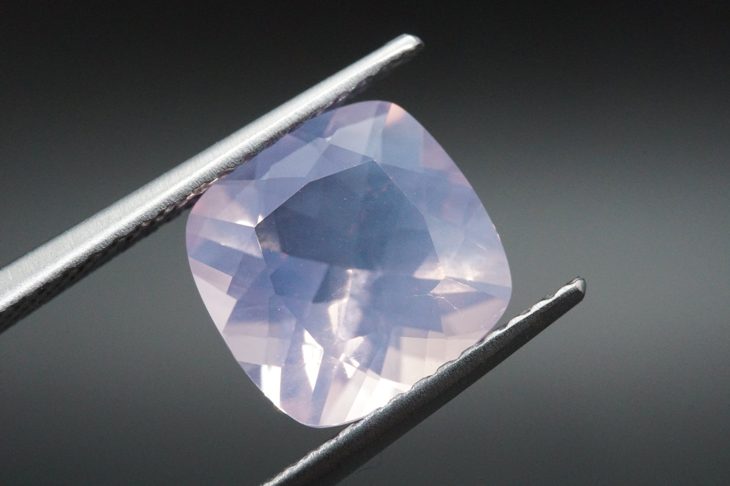 Natürlicher Lavendelquarz aus Brasilien, Kissenschliff, irradiiert, 2,55 Karat.