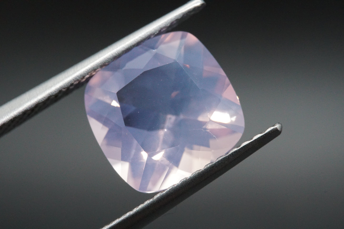 Natürlicher Lavendelquarz aus Brasilien, Kissenschliff, irradiiert, 2,55 Karat.