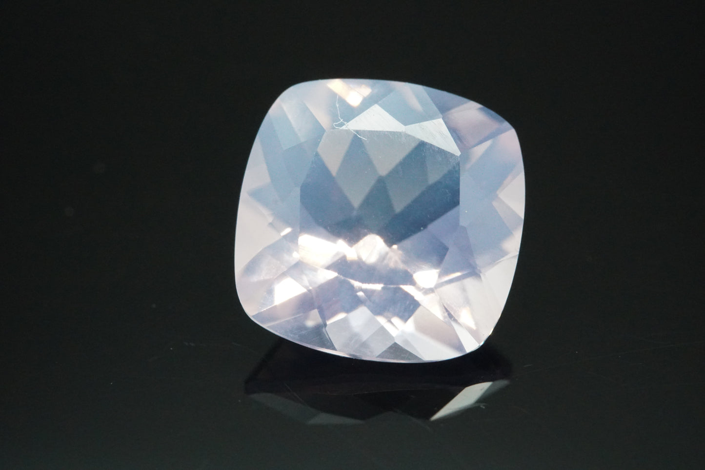 Natürlicher Lavendelquarz aus Brasilien, Kissenschliff, irradiiert, 2,55 Karat.