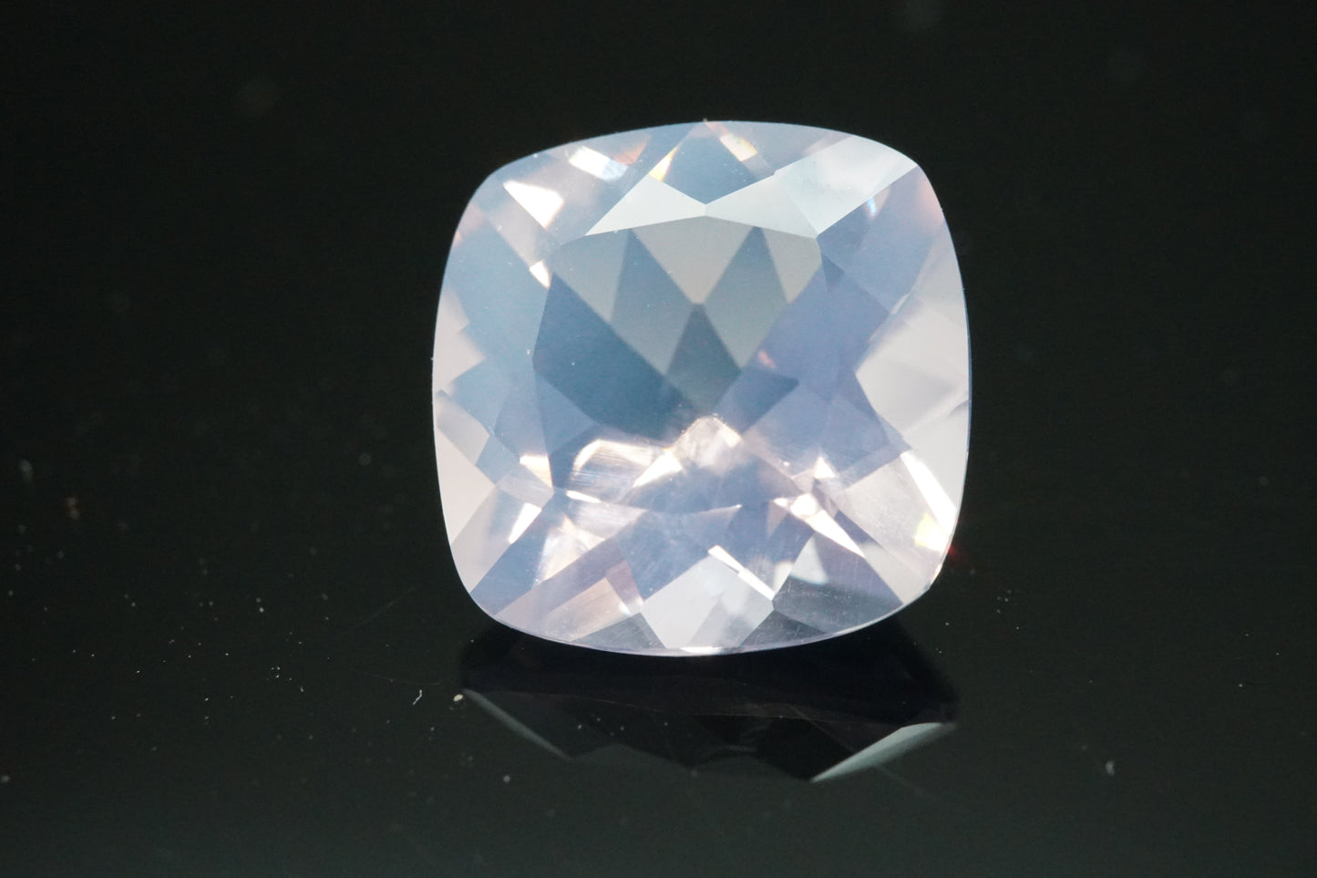 Natürlicher Lavendelquarz aus Brasilien, Kissenschliff, irradiiert, 2,55 Karat.