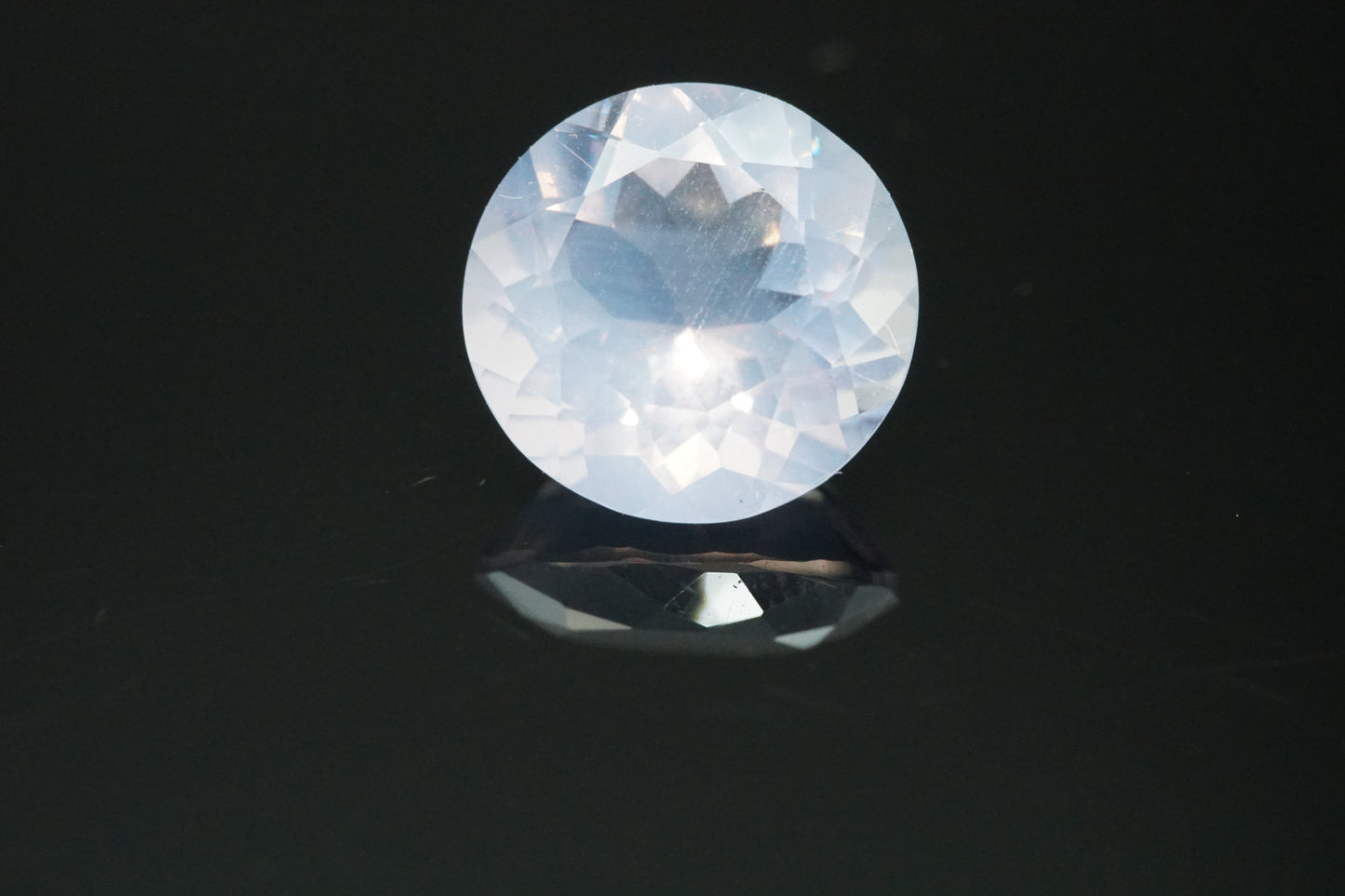Natürlicher Lavendelquarz aus Brasilien, Rundschliff, irradiiert, 1,73 Karat.