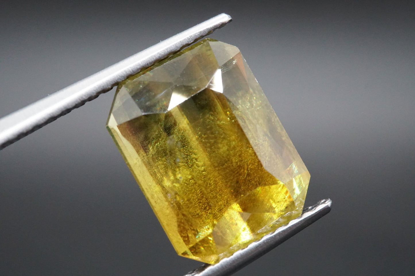 Natürlicher Titanit (Sphen) aus Madagaskar, Smaragdschliff, unbehandelt, 5,79 Karat.