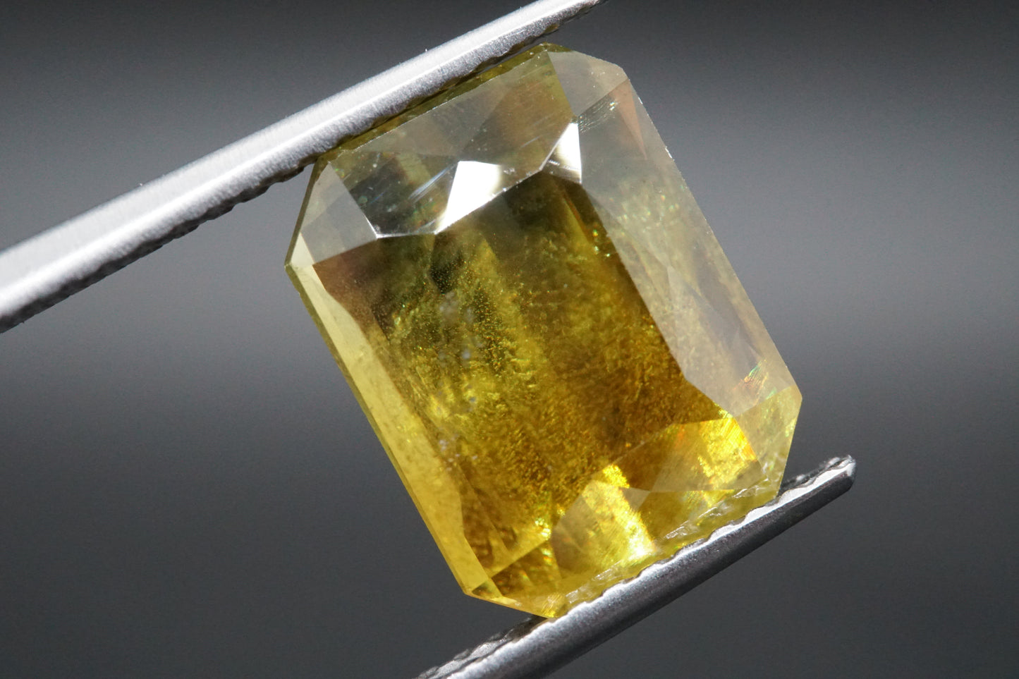 Natürlicher Titanit (Sphen) aus Madagaskar, Smaragdschliff, unbehandelt, 5,79 Karat.