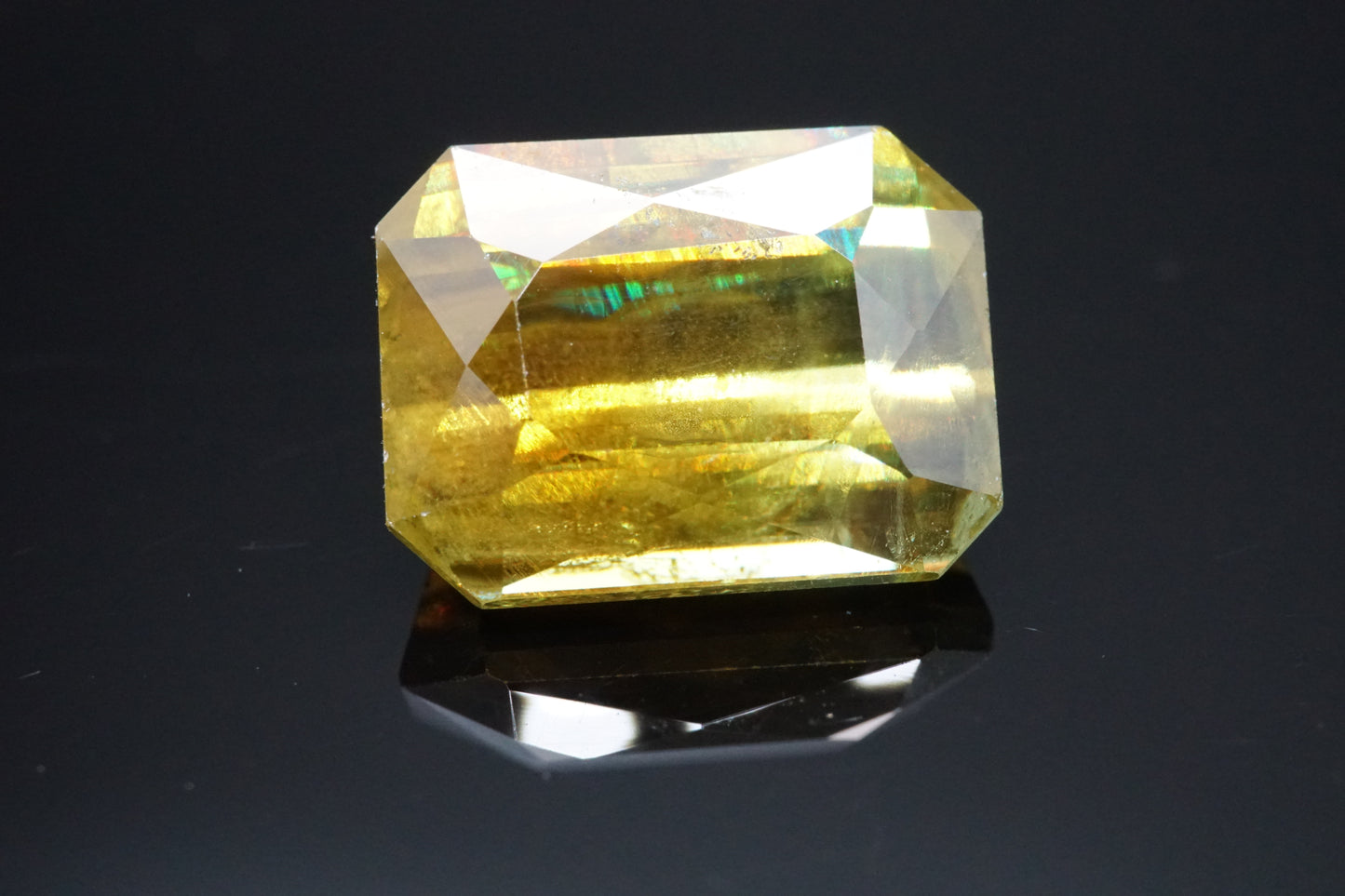 Natürlicher Titanit (Sphen) aus Madagaskar, Smaragdschliff, unbehandelt, 5,79 Karat.