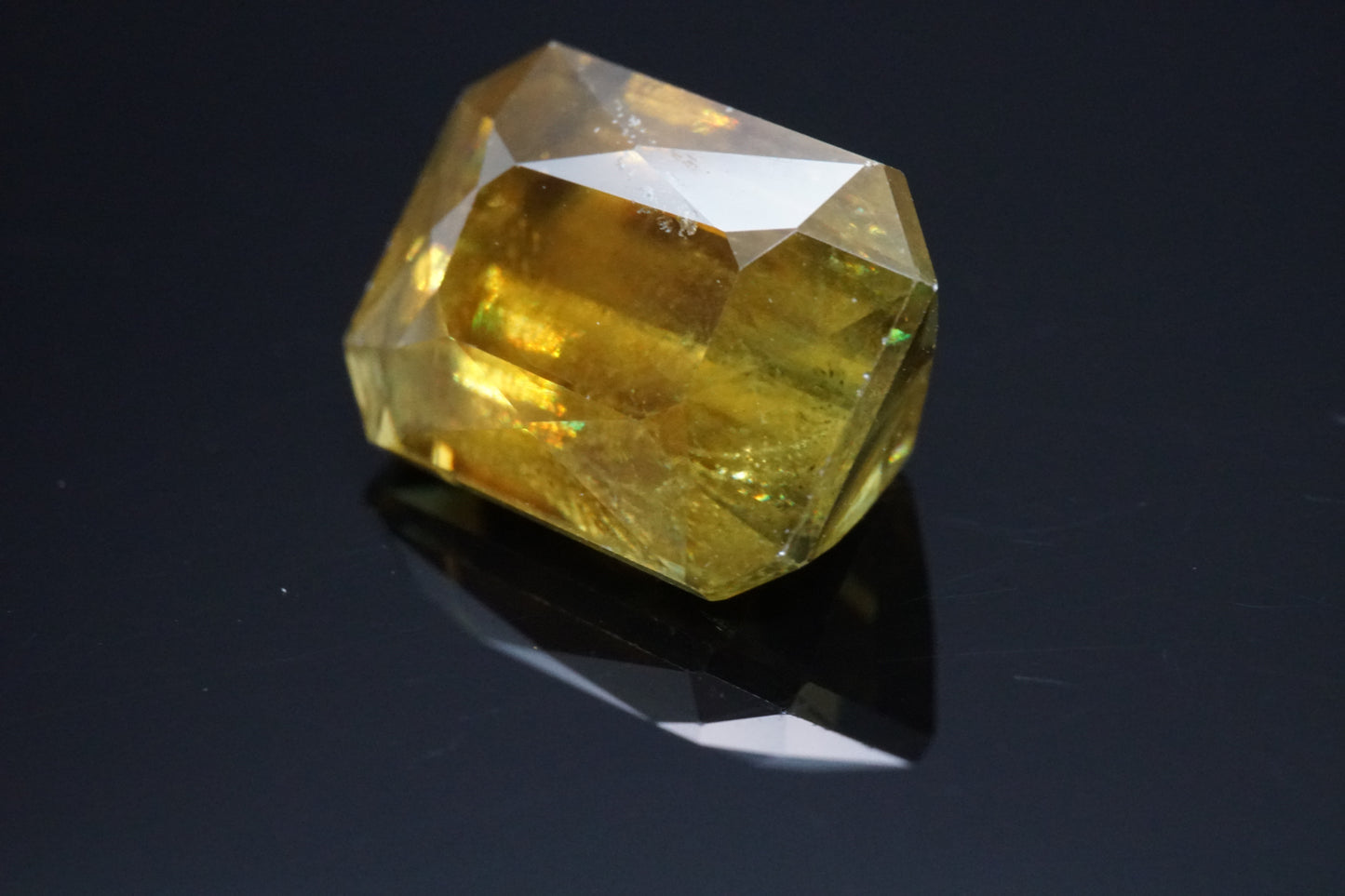 Natürlicher Titanit (Sphen) aus Madagaskar, Smaragdschliff, unbehandelt, 5,79 Karat.