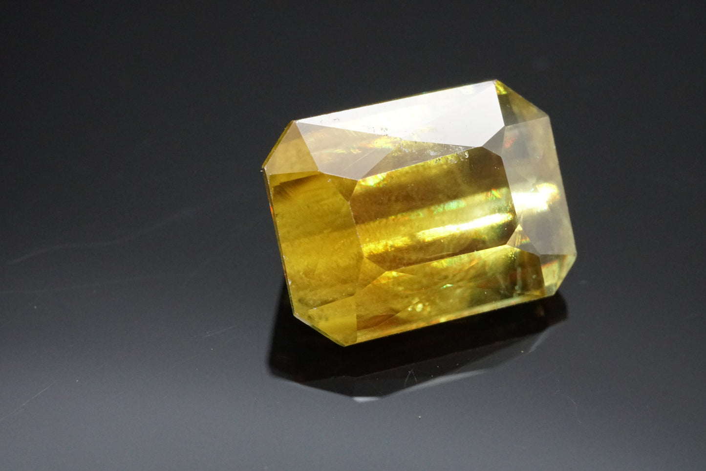 Natürlicher Titanit (Sphen) aus Madagaskar, Smaragdschliff, unbehandelt, 5,79 Karat.