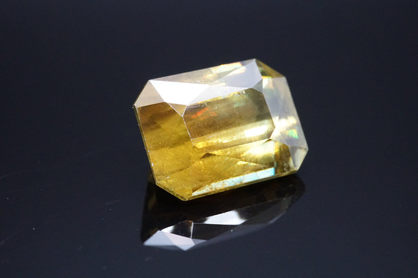 Natürlicher Titanit (Sphen) aus Madagaskar, Smaragdschliff, unbehandelt, 5,79 Karat.