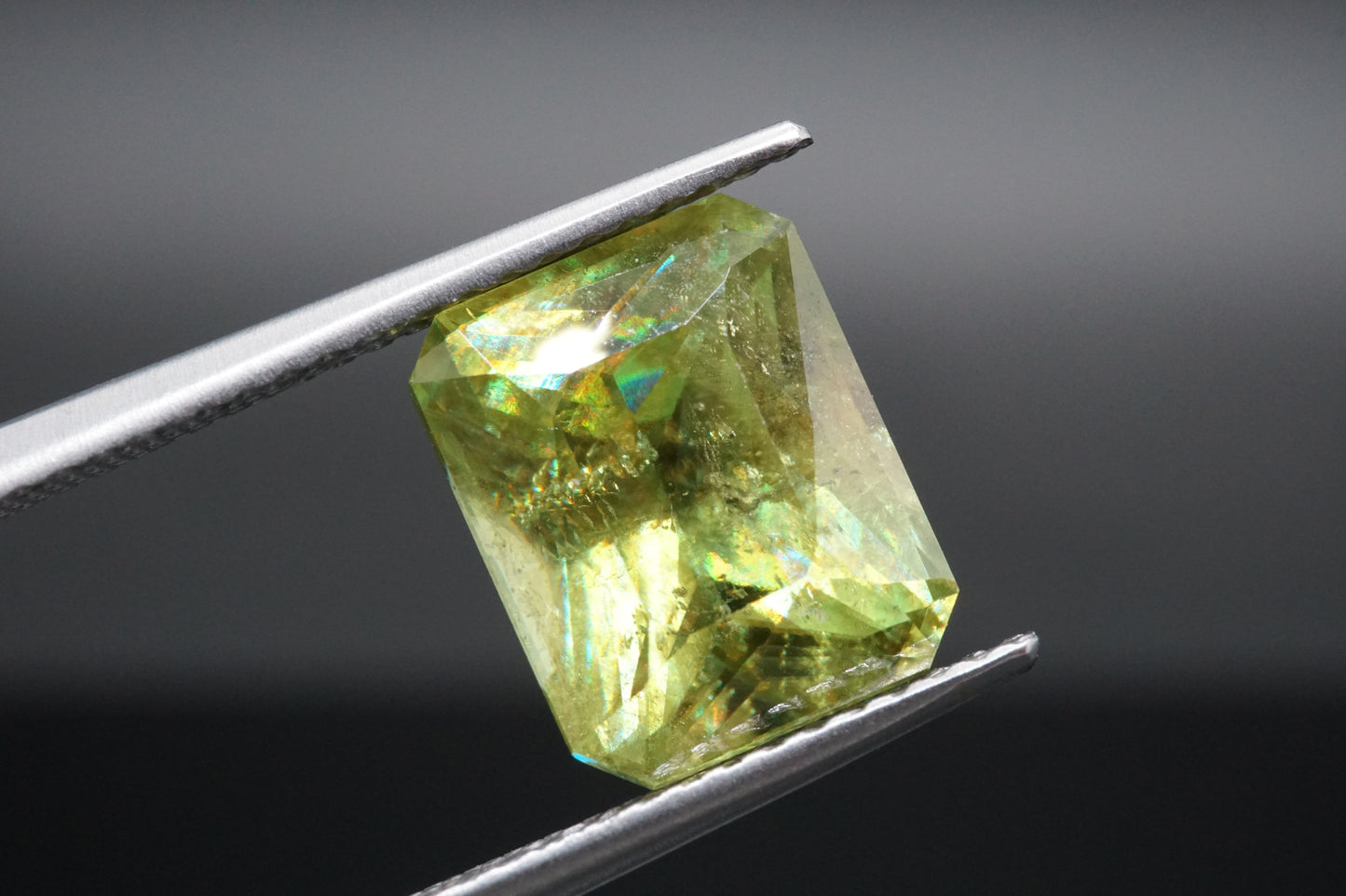 Natürlicher grüner Sphen (Titanit) aus Madagaskar, Smaragdschliff, unbehandelt, 4,76 Karat.